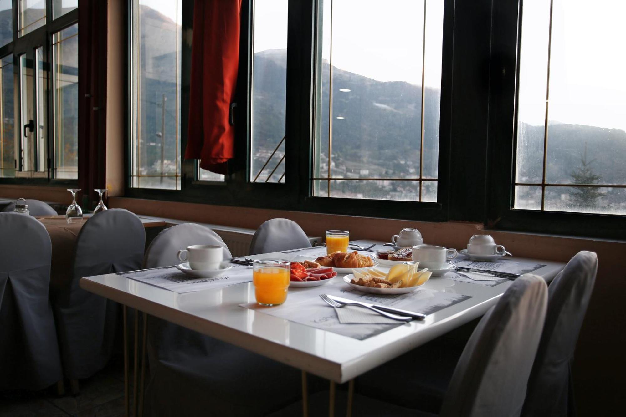Hotel Lecadin Karpeníszi Kültér fotó