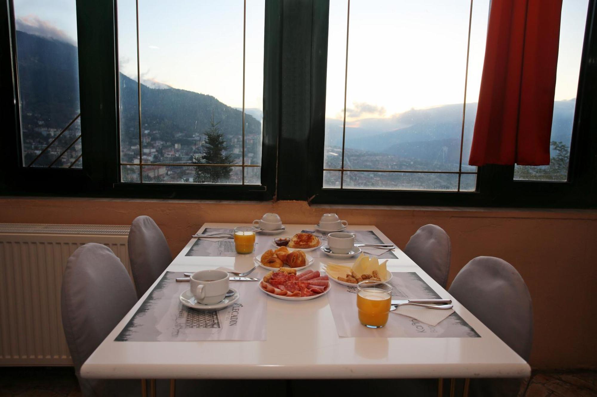 Hotel Lecadin Karpeníszi Kültér fotó