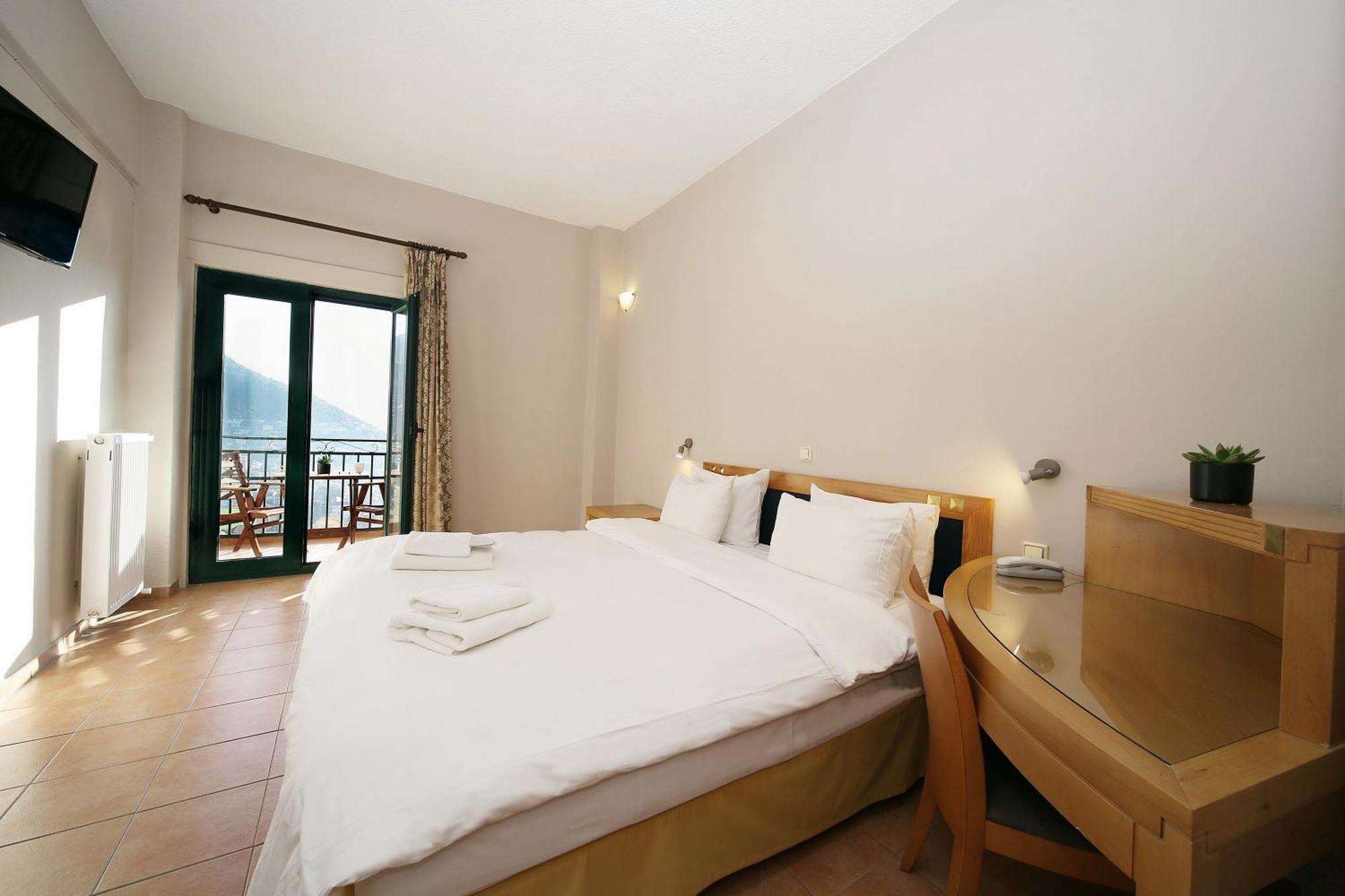 Hotel Lecadin Karpeníszi Kültér fotó