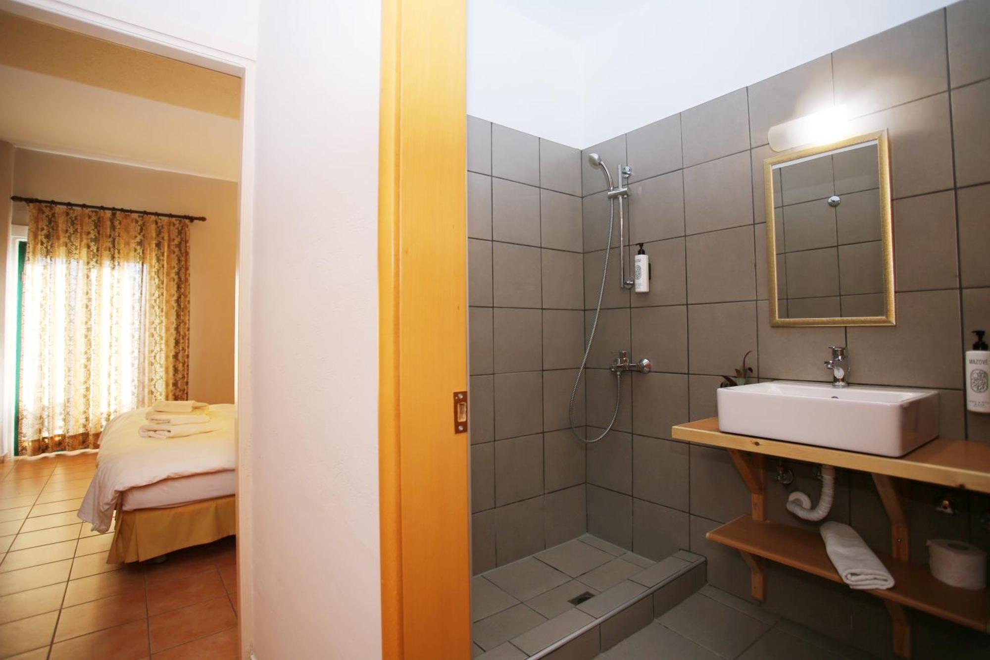 Hotel Lecadin Karpeníszi Kültér fotó