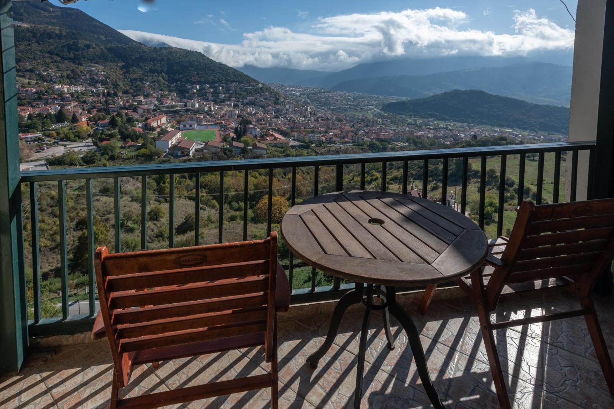 Hotel Lecadin Karpeníszi Kültér fotó