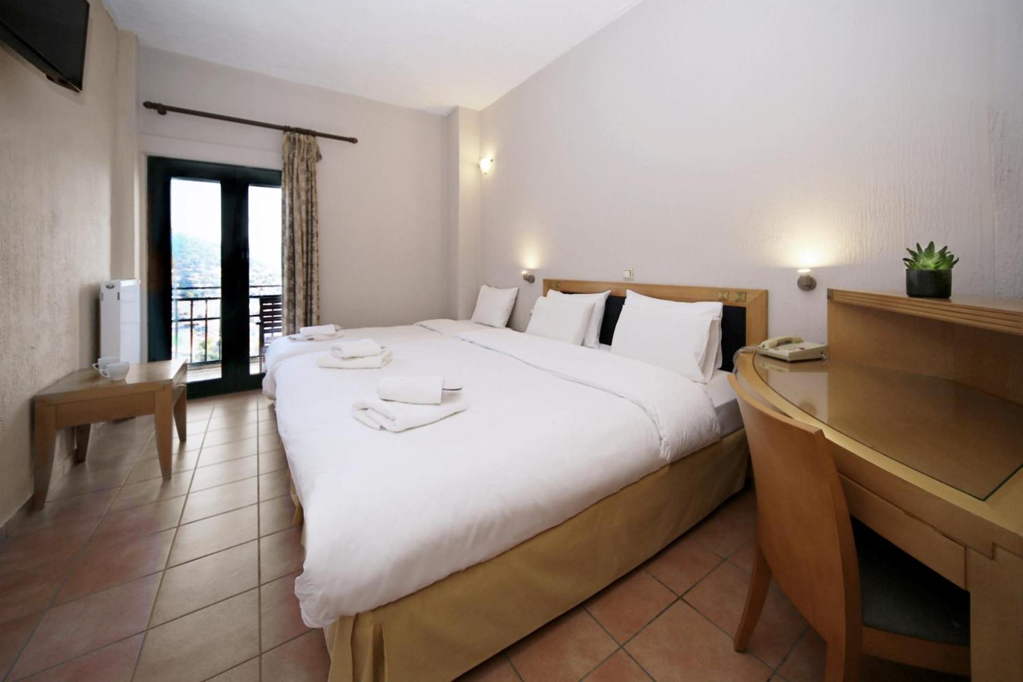 Hotel Lecadin Karpeníszi Kültér fotó