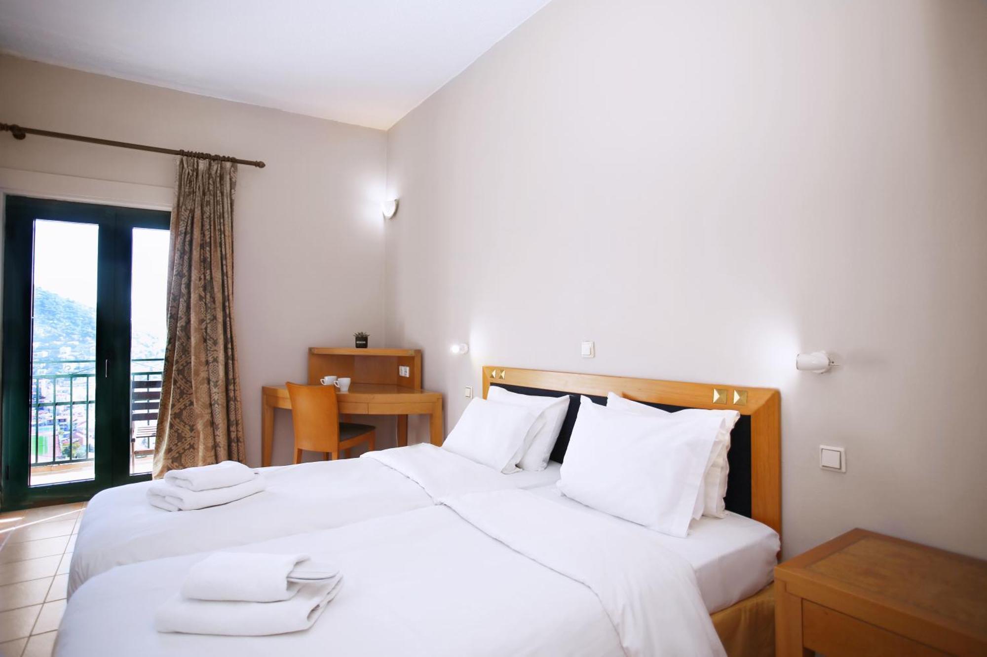 Hotel Lecadin Karpeníszi Kültér fotó